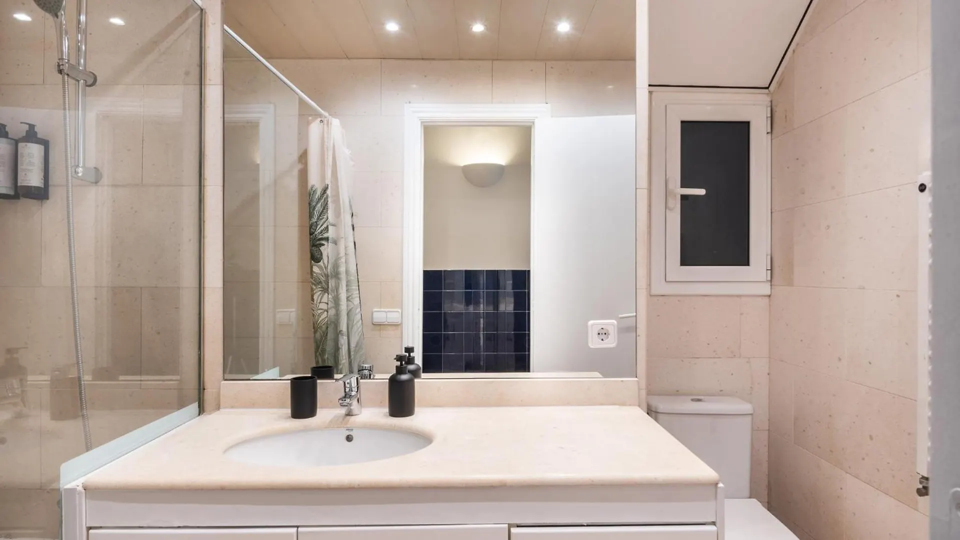 Spacious And Comfortable Apt In The City Center Barcelona